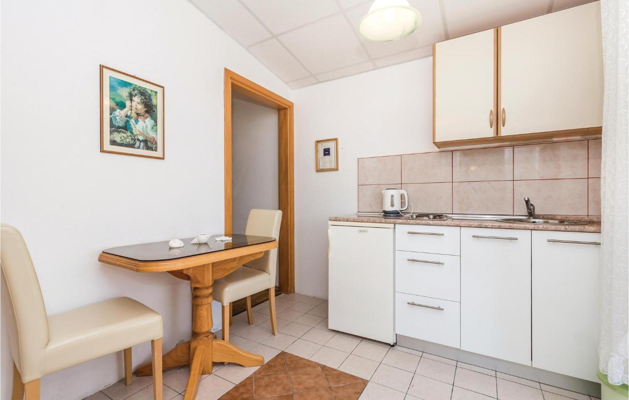 Awesome Apartment In Dinjiska With Kitchen Bagian luar foto