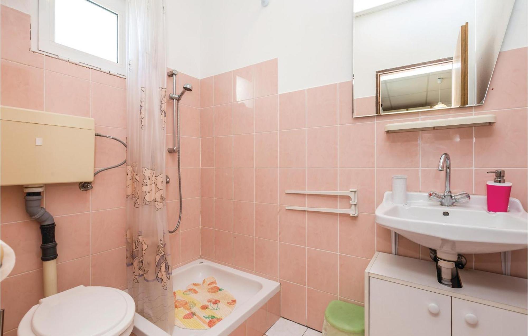 Awesome Apartment In Dinjiska With Kitchen Bagian luar foto
