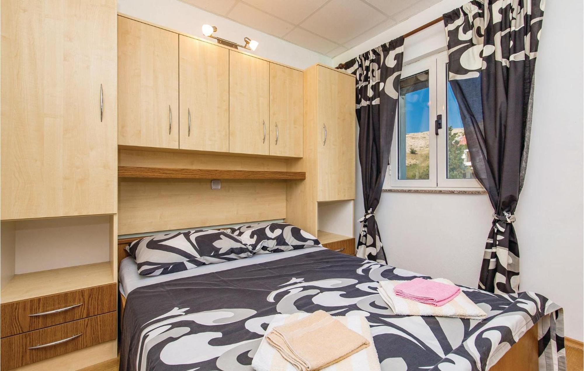 Awesome Apartment In Dinjiska With Kitchen Bagian luar foto
