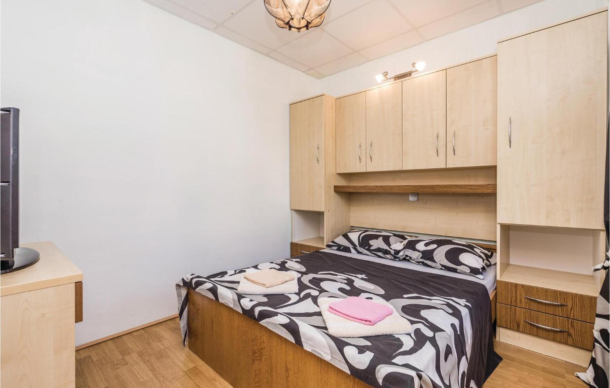 Awesome Apartment In Dinjiska With Kitchen Bagian luar foto