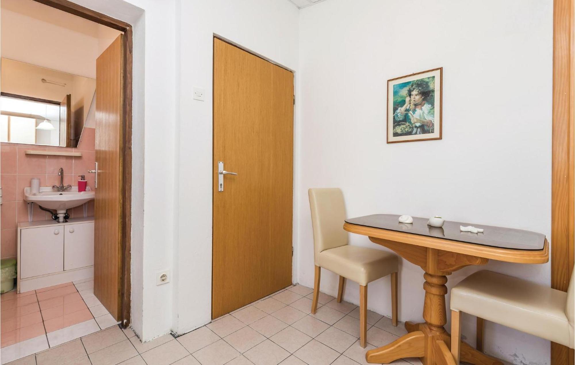 Awesome Apartment In Dinjiska With Kitchen Bagian luar foto